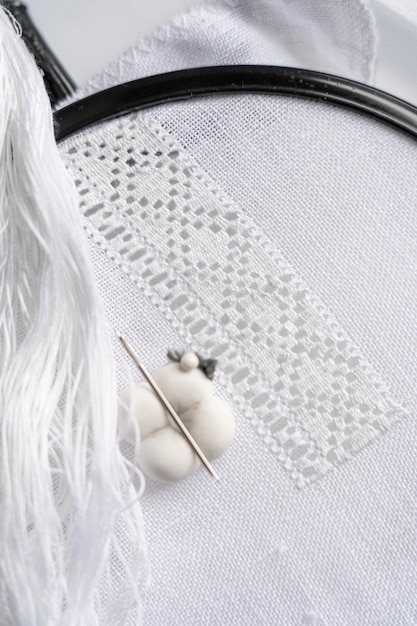 Zbliżenie haftu w pastelowych kolorach